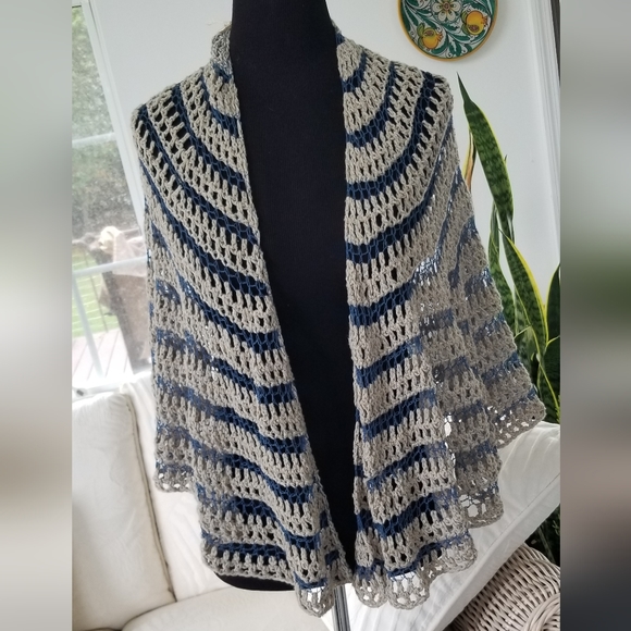 Hand crochet two color open work half circle shawl - Picture 6 of 6